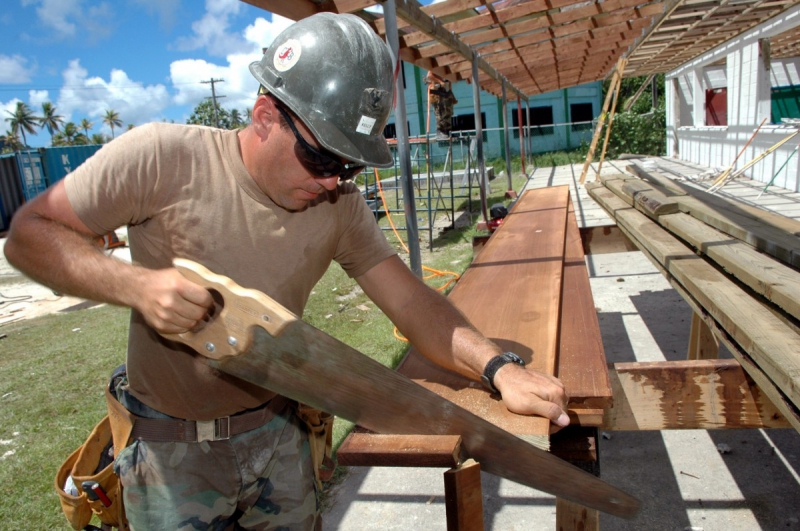 menuisier-MARIE-min_worker_construction_building_carpenter_male_job_build_helmet-893290